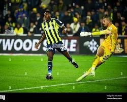 ليفربول يبدأ مفاوضات تجديد عقد محمد صلاح لضمان بقائه حتى الاعتزال.